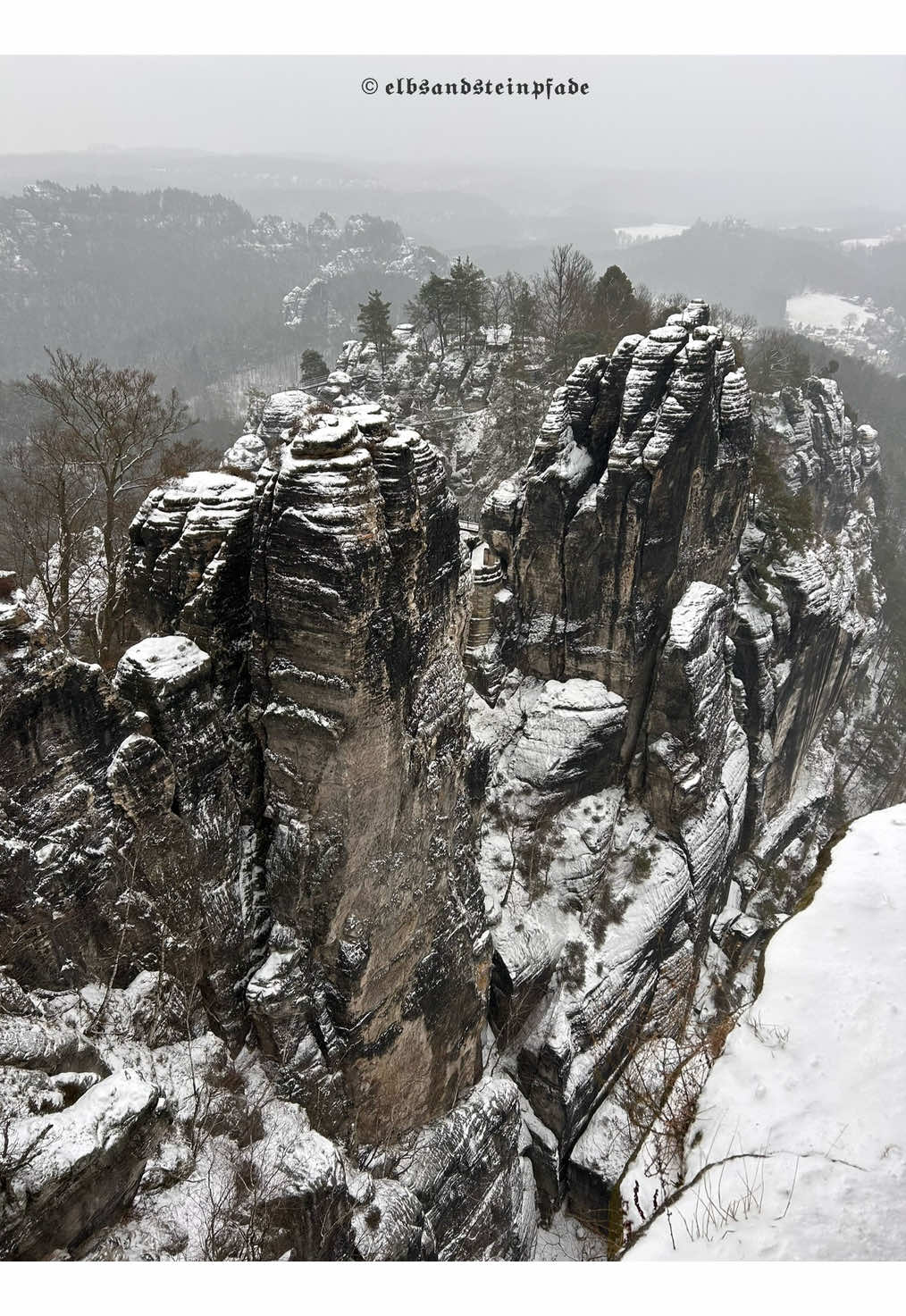 #bastei #basteibrücke #aussicht #view #saxonyswitzerland #elbsandsteingebirge #sächsischeschweiz #felsen #saechsischeschweiz #nature #naturelovers #ostdeutschland #heimatliebe #wintervibes #winternights #wanderer #snowy #wintervibes #naturelover #sachsen #snow #wanderlust #heimat #discovernature #elbsandsteinpfade #rathen #2025 #wandern #deutschland #heimat #visitgermany