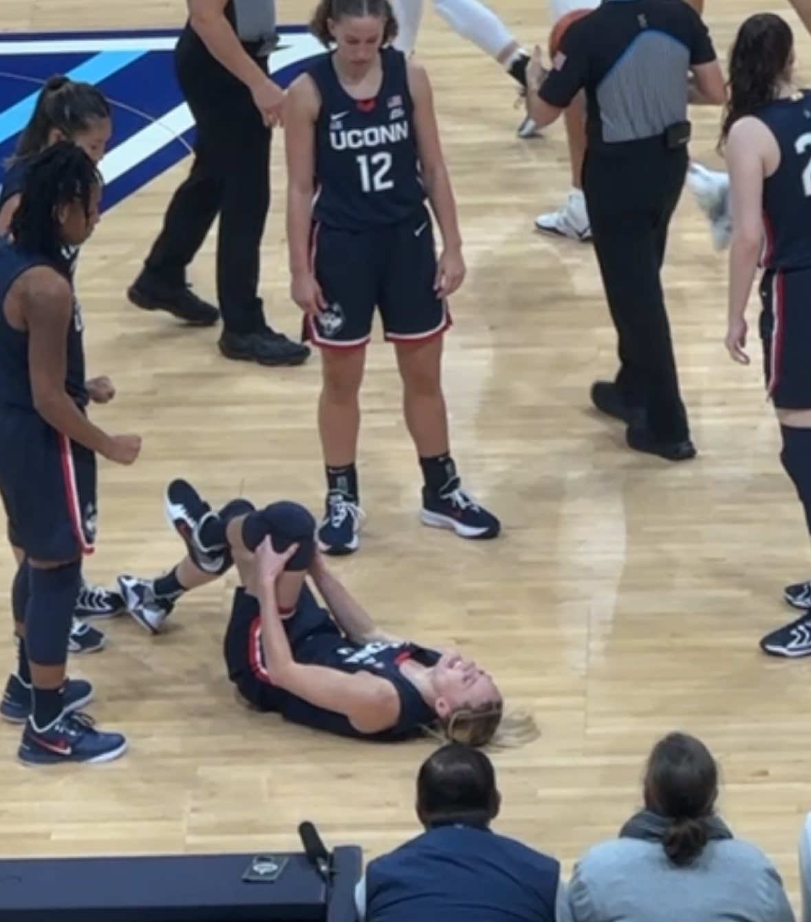 Close call for Paige Bueckers knee #paigebueckers #uconnwbb #uconn 