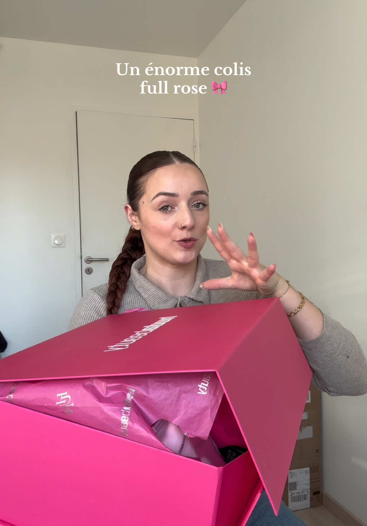 Le colis de Barbie (moi qui adore le rose aha 🥲)  Je suis équipée en full huda  Merci beaucoup @Huda Beauty @hudabeautyshop 🎀  Produits offerts  #gifting #hudabeauty ##prpackage #pink #BeautyTok #mom #momlife #momtok #unboxing #unboxingvideo 