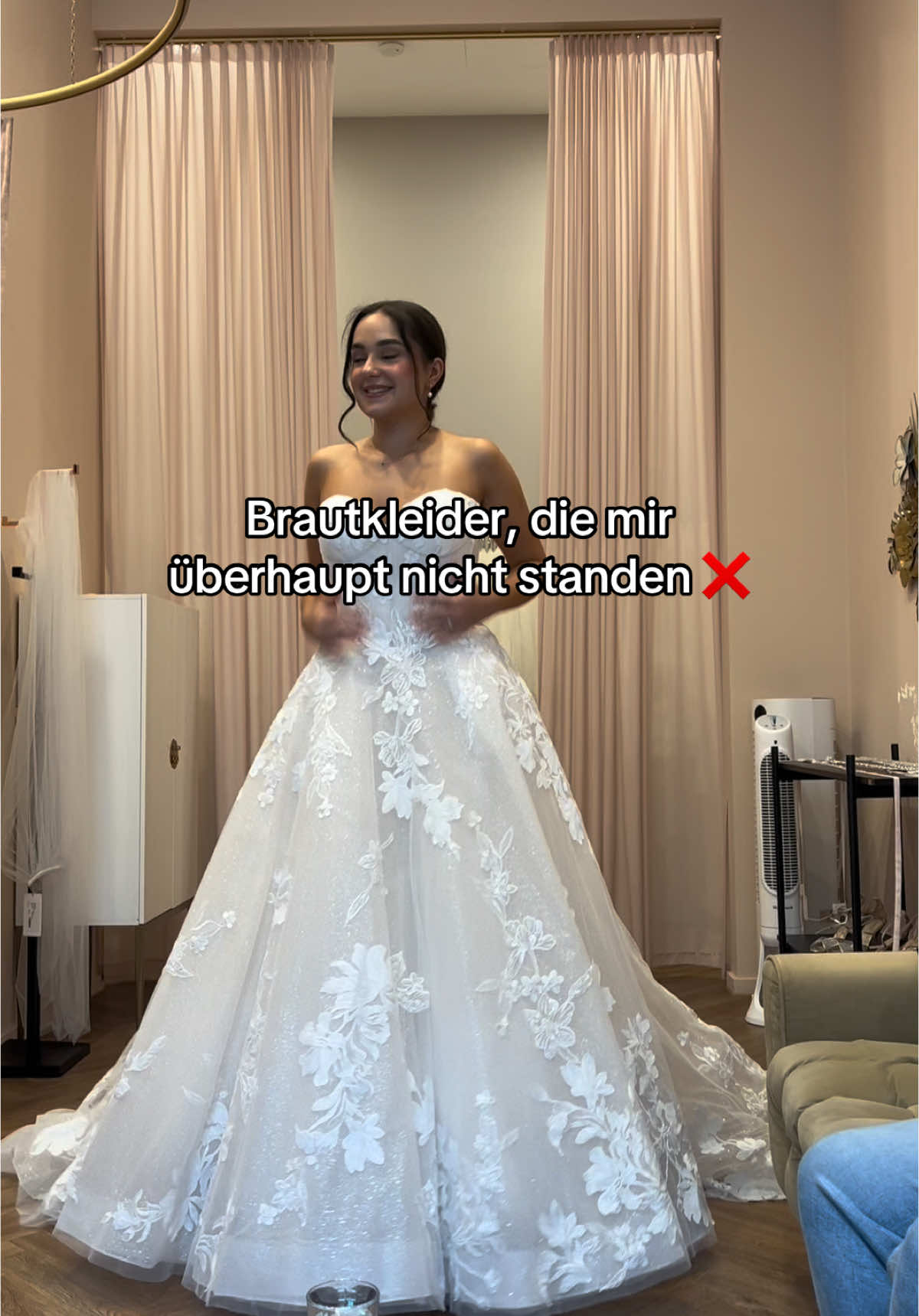 Bin leider immernoch erkältet, sorry für meine Stimme 🙂‍↕️ Wie fandet ihr die Kleider? Und wenn das am Ende euer Brautkleid war, bitte nicht böse nehmen - jeder hat einen eigenen Geschmack 🫂 #hochzeit #brautkleid #weddingdress #bridesoftiktok #bridetobe #weddingtok #bridallook #fürdichpage #bridetobe2025 