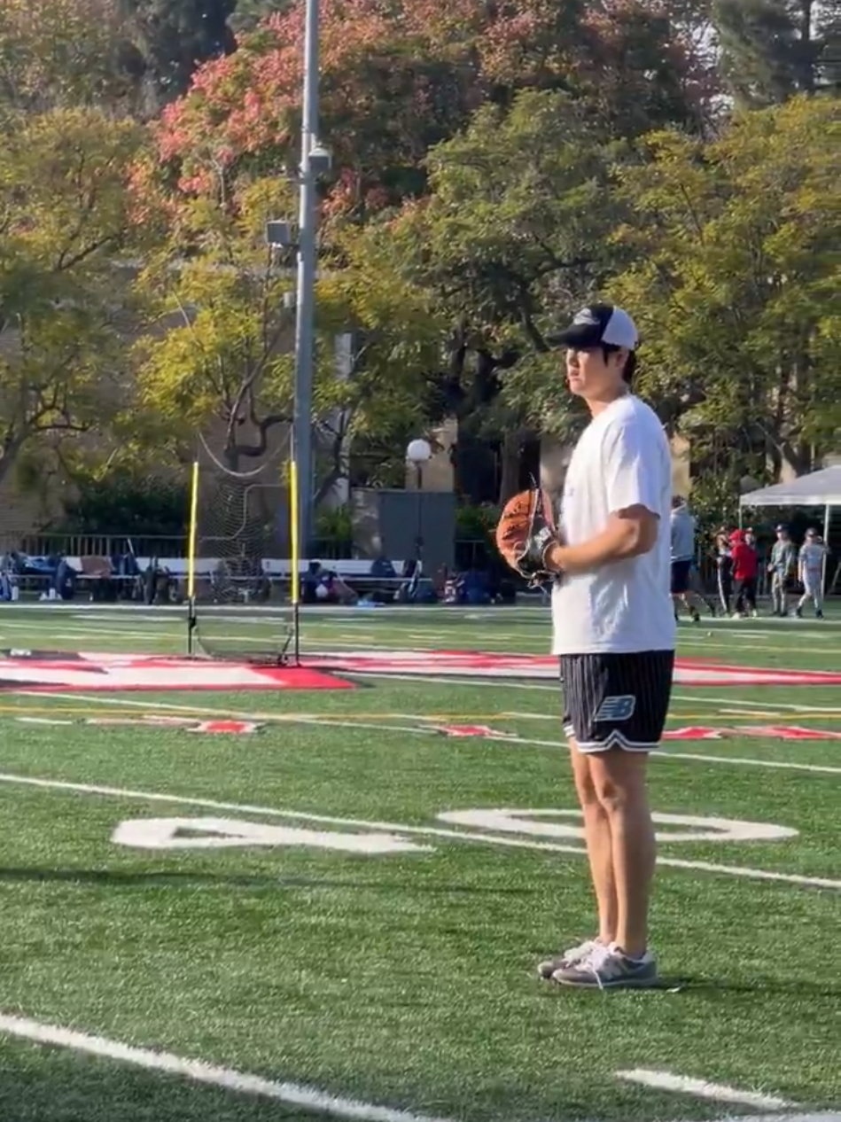 Papi Shohei no descansa aún en la temporada baja y fue visto ayer en la preparatoria Maranatha ⚾1️⃣7️⃣💪🏻 #Shoheiohtani #大谷翔平  #dodgers  #fyp #日本 #baseball 