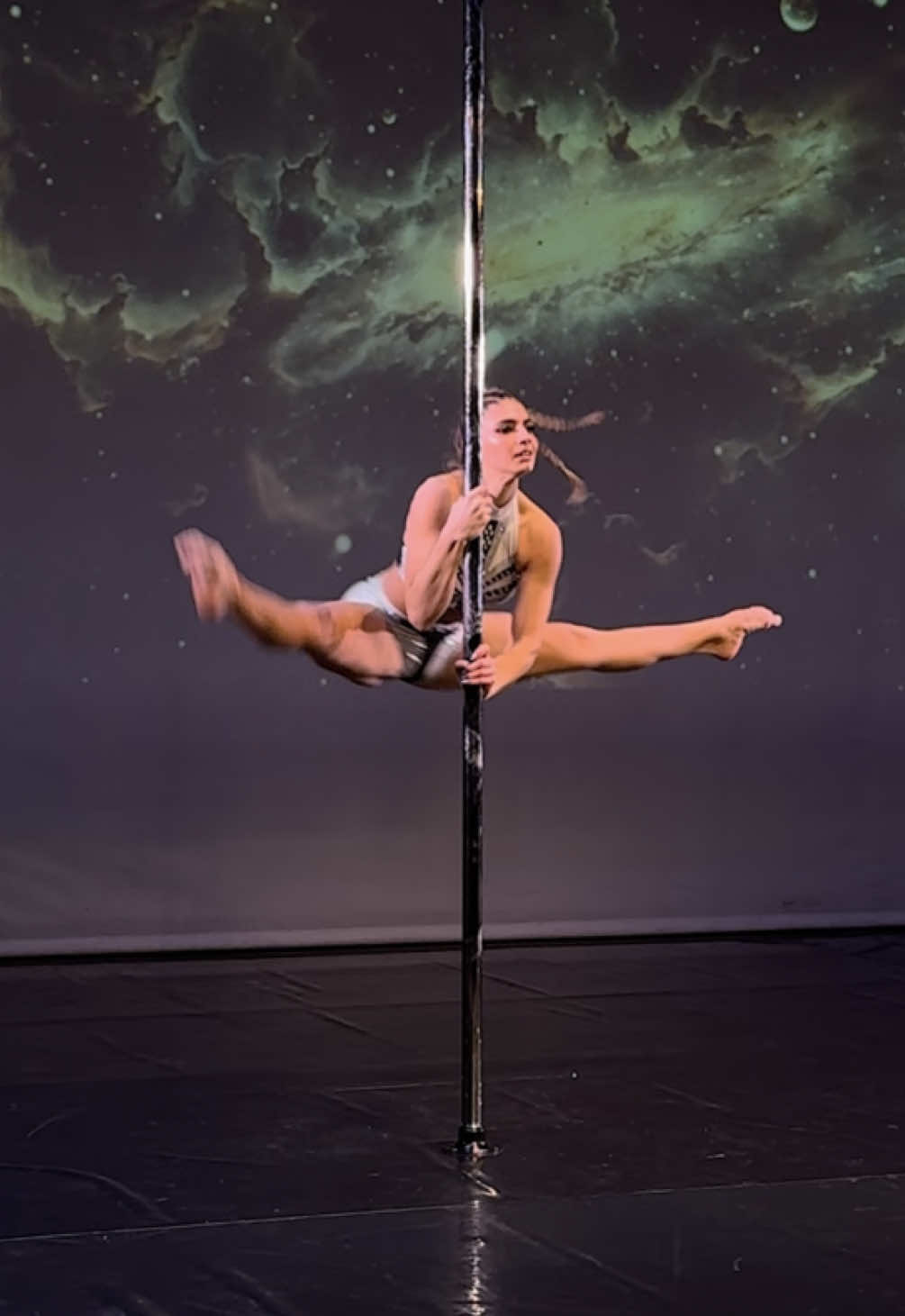 Stage moments🪐🌍 • • • #pole #polesport #foruyou #forypupage #pdpolefitness #pdfitness #polepassion #pdpoledancing #poledance #pdstatic #pdstaticpole #pdstaticpolecombo #competition #polecompetition #poleart #poleartist #roma #onthestage 