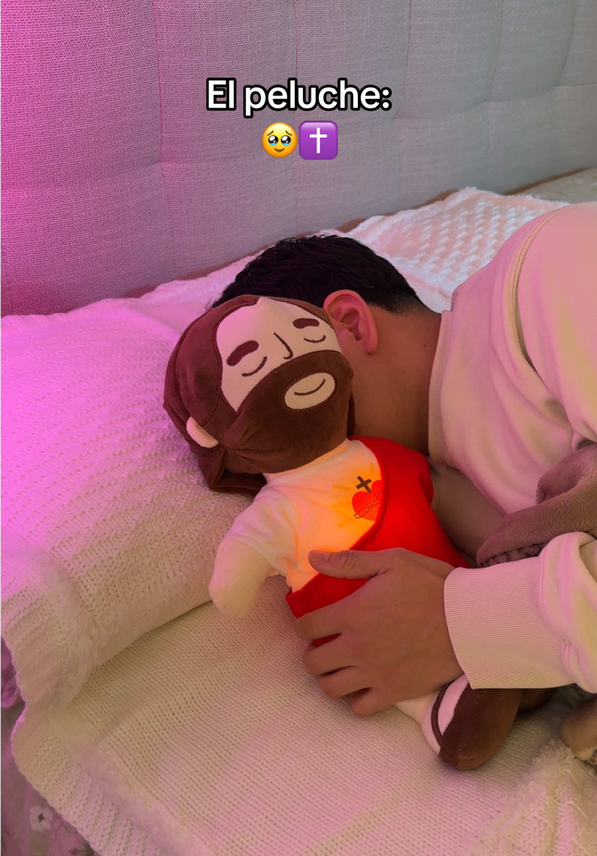 Este peluche de Jesús respira y enciende luz en su corazón #jesus #domir #peluche #cristiano #biblia