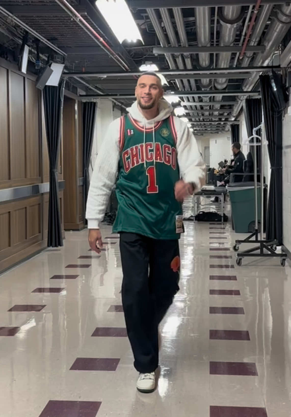 One word you would use to describe Derrick Rose? 👀🌹 #derrickrose #chicagobulls #NBA #basketball #wholesome #legend #chicago 