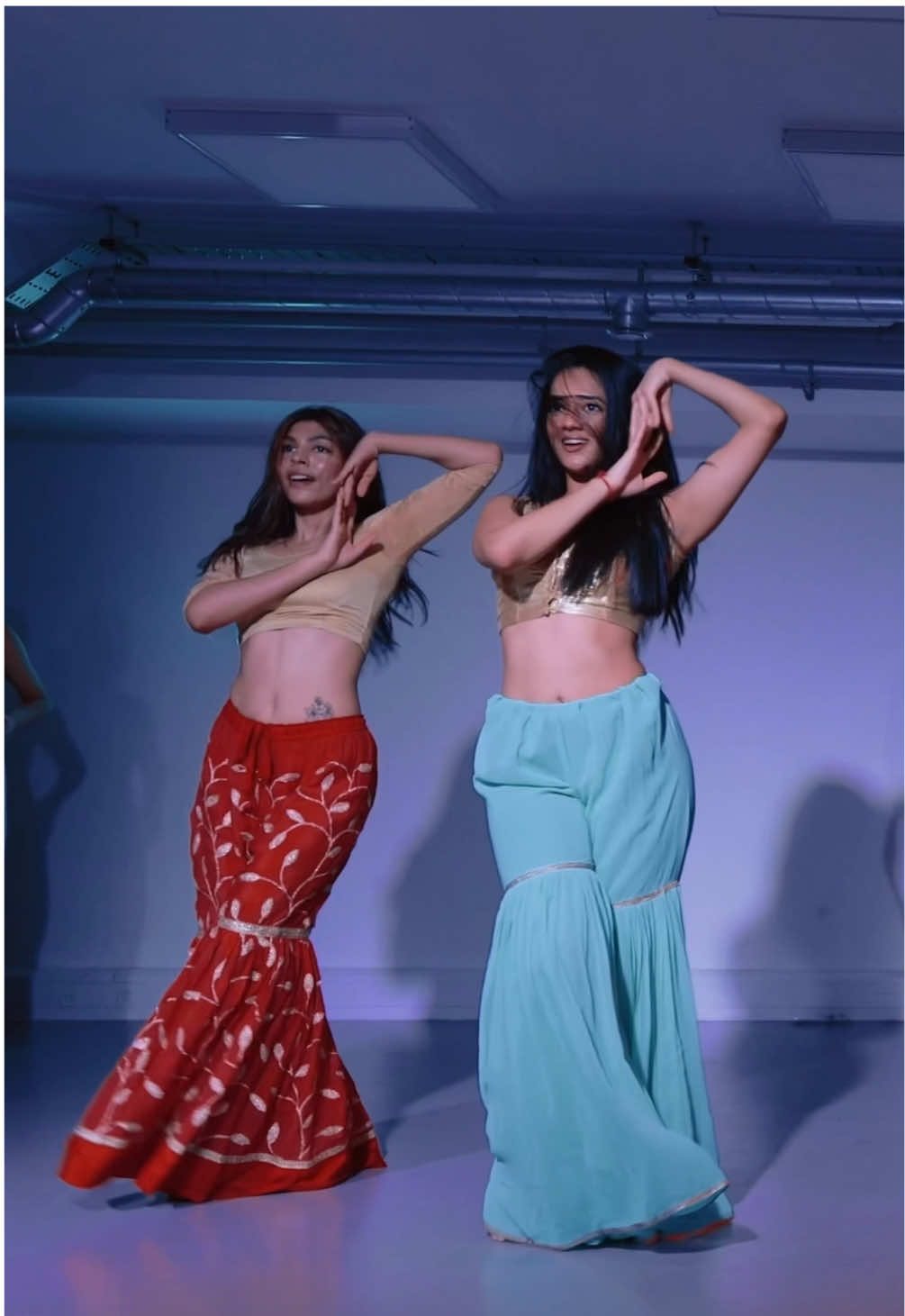 Dil Mera Muft Ka 🔥 💃🏽: me and @alsoshree         🧠: @Ria Saraf and @Saloni Saraf  🎶: @tseriesofficial  #bollywooddancing #bollywood #dancetok #desi #indian #danceclass #dilmeramuftka #kareenakapoor #trendingsong #fyp #foryoupage 