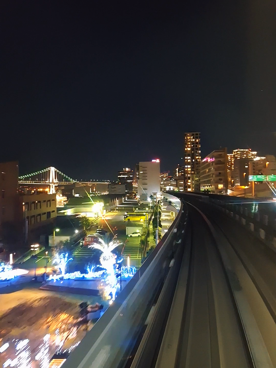 夜のゆりかもめからの眺めは やっぱり綺麗🌃🌉✨ #ゆりかもめ #電車 #モノレール  #東京 #夜景 #お台場  #レインボーブリッジ  #竹芝 #tokyo #japan 