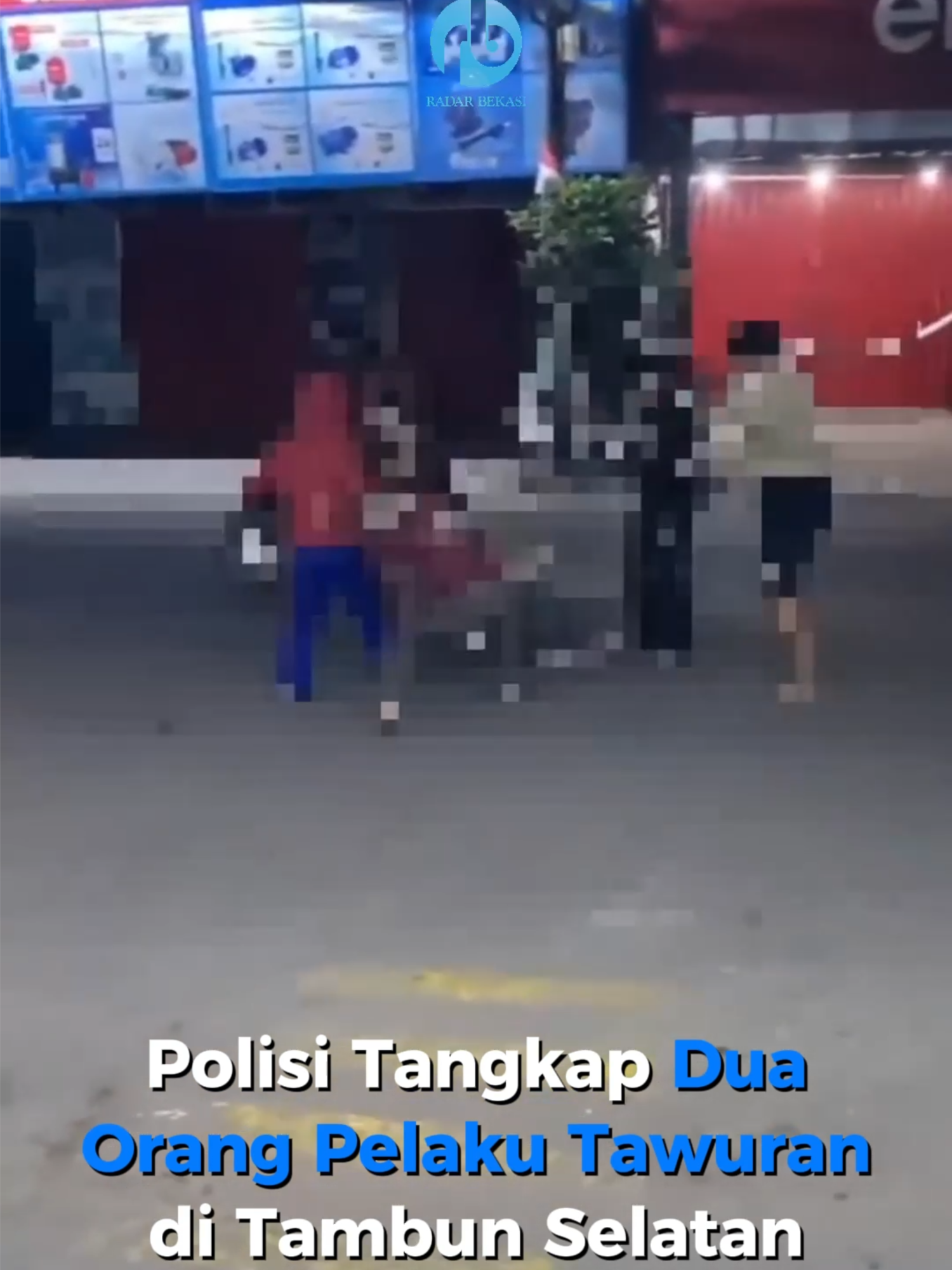 Polisi menangkap dua orang terduga pelaku tawuran antarkelompok yang terjadi di Jalan Raya Mangunjaya Desa Mangunjaya Kecamatan Tambun Selatan Kabupaten Bekasi, Jumat (3/1) sekitar pukul 04.00 WIB. Dalam insiden itu, remaja berinisial N (16) mengalami luka di kepala dan tangan setelah disabet senjata tajam serta ditabrak menggunakan sepeda motor oleh kelompok lawan. Kasat Reskrim Polres Metro Bekasi, Kompol Onkoseno Grandiarso Sukahar, pihaknya menangkap R (18) yang diduga membacok korban dan Y (19) diduga menabrak korban dengan sepeda motor. Polisi masih memburu pelaku lain dan menyelidiki kasus ini. Baca selengkapnya di www.radarbekasi.id (link di bio) #radarbekasii #harianradarbekasi #koranbekasi #beritabekasi #tawuran #kekerasan #mangunjaya #tambunselatan #kasus #viral #kabupatenbekasi