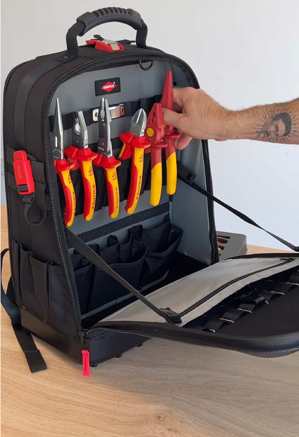 Probando mochila Knipex para herramientas X18. Aclaro que faltan varias en el video para completar el set de uso personal de cada técnico. . . . . #knipex #tool #herramientas #sparky #loveyou #electrician #marketing #electricista #calidad #consejos #trabajo #asmr #video #producto 