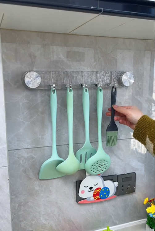 With this suction cup row hook, you can hang up small items at home without drilling holes. You can also move and change positions, which is convenient and easy to use #hook #SuctionCupHook