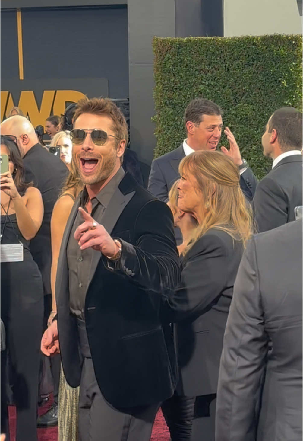 #GlenPowell walks the #GoldenGlobes red carpet with his parents 🥹