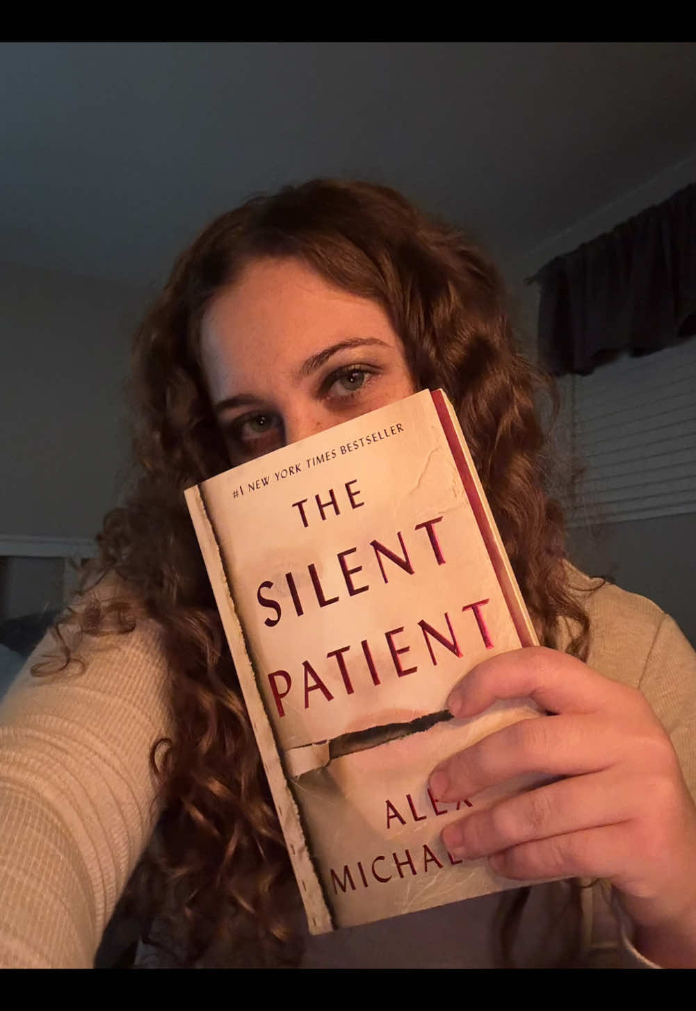 review of the silent patient😄ignore how i literally never look at the camera while speaking #thesilentpatient #silentpatient #BookTok 