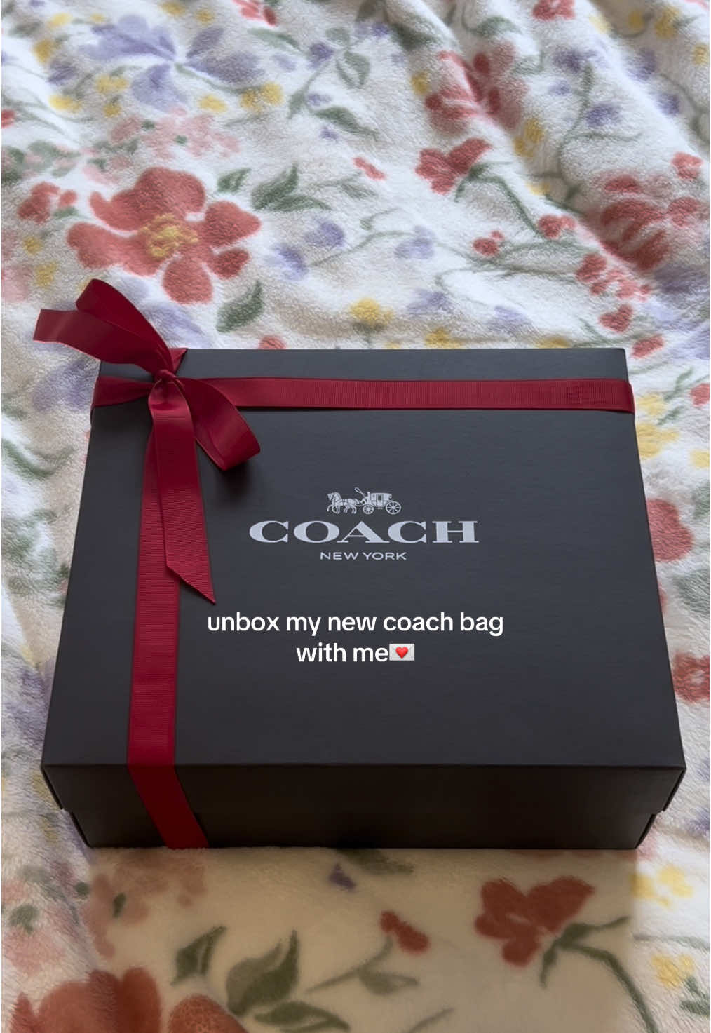 been wanting a red bag for FOREVERR❤️🌹💋 the @Coach Swing Zip is literally the cutest purse i’ve ever seen😭i want it in the brown color too now #coachbag #purse #pursecollection #baginspo #purse #unboxing #coach #coachswingzip #outfitinspo #outfitideas #winterfashion 