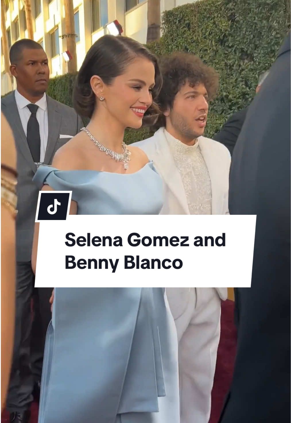 We can't calm down, Selena Gomez and Benny Blanco have arrived to the #GoldenGlobes. #AwardsSeason