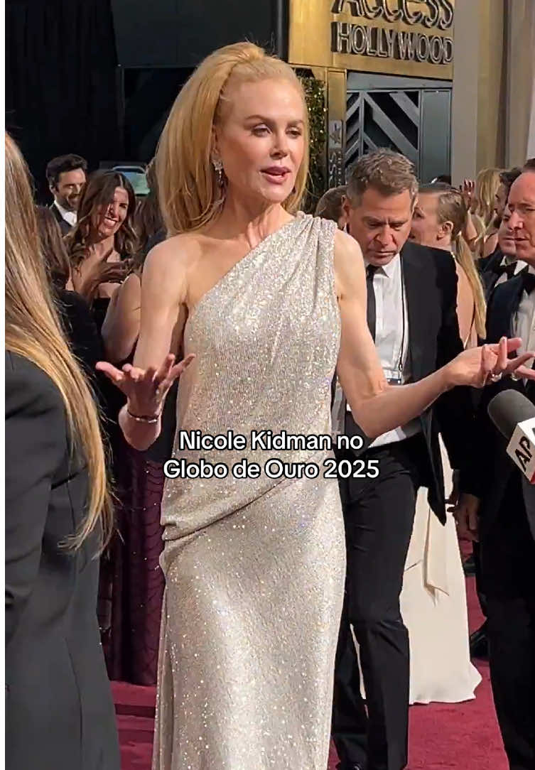 Nossa musa de #Babygirl, #NicoleKidman, acabou de passar pelo tapete vermelho do #GlobodeOuro usando #Balenciaga. O que acharam do look?  #fyp #foryou #foryoupage #fypシ゚ #fashion #GoldenGlobes 