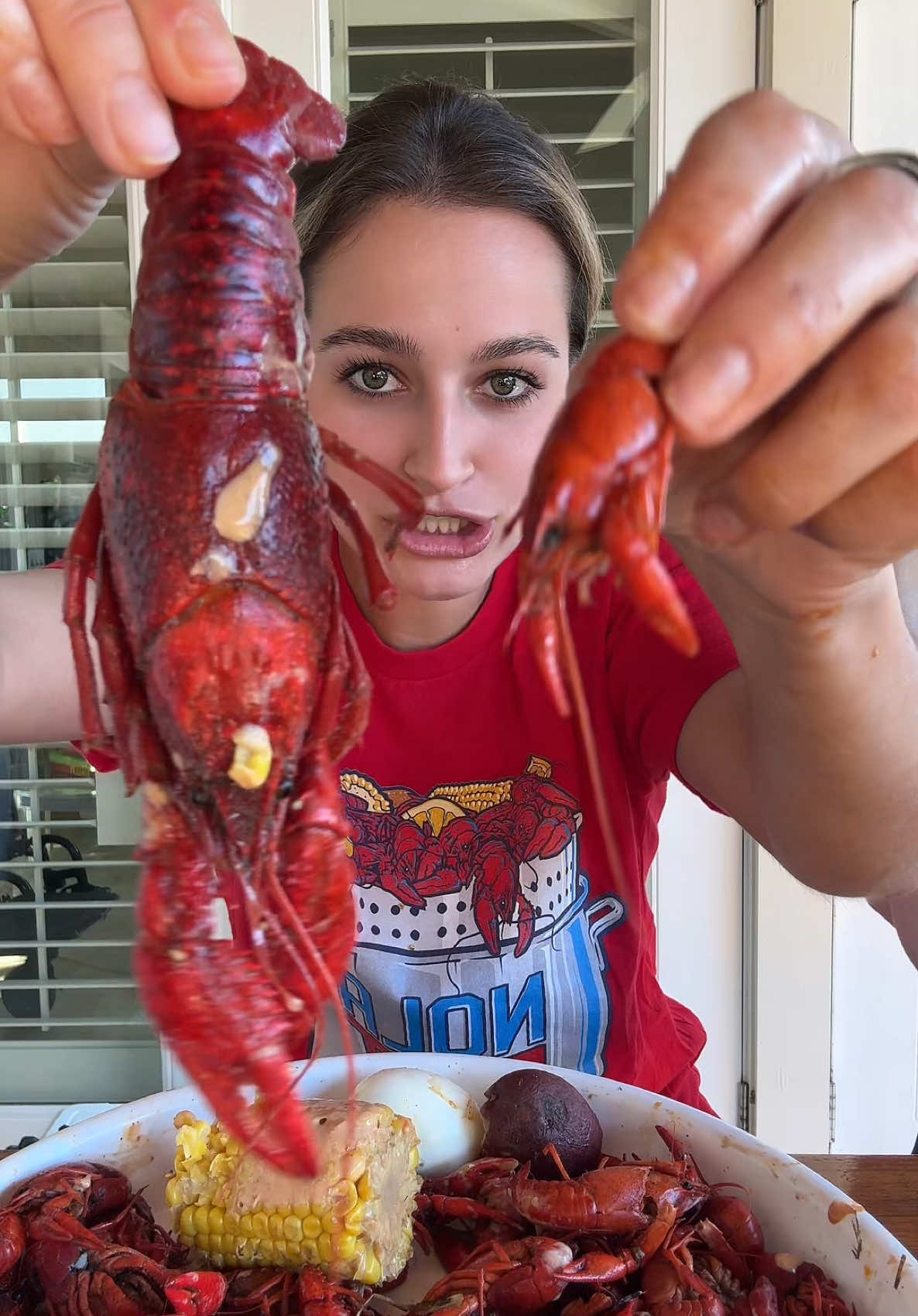 eating a baby crawfish & and a big daddy crawfish🦞🦞🦞 #crawfish #crawfishseason #crawfishmukbang #seafoodmukbang #seafood #nola #eatingcrawfish #crawfishlouisiana #louisiana #louisianacrawfish #louisianacrawfish #mukbang #crawfishboil 