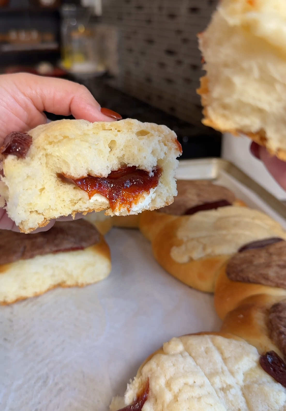 Deliciosa rosca de Reyes rellena de guayaba y queso  Ingredientes: 1 huevo 2 cucharadas de azúcar 1/4 taza de leche condensada  1/2 cucharadita de sal 1 taza de leche enteré tibia  2 cucharaditas de levadura  3 tazas de harina de trigo 3 cucharadas de mantequilla sin sal a temperatura ambiente  Para la pasta 1 barra de mantequilla 1/2 taza 1 taza de harina 1/2 taza de azúcar  Vainilla  . #yummy #tasty #Foodie #roscadereyes #pandulce #recetasdepan #baking #foryou #fypシ #foryoupage #pan #homemade 