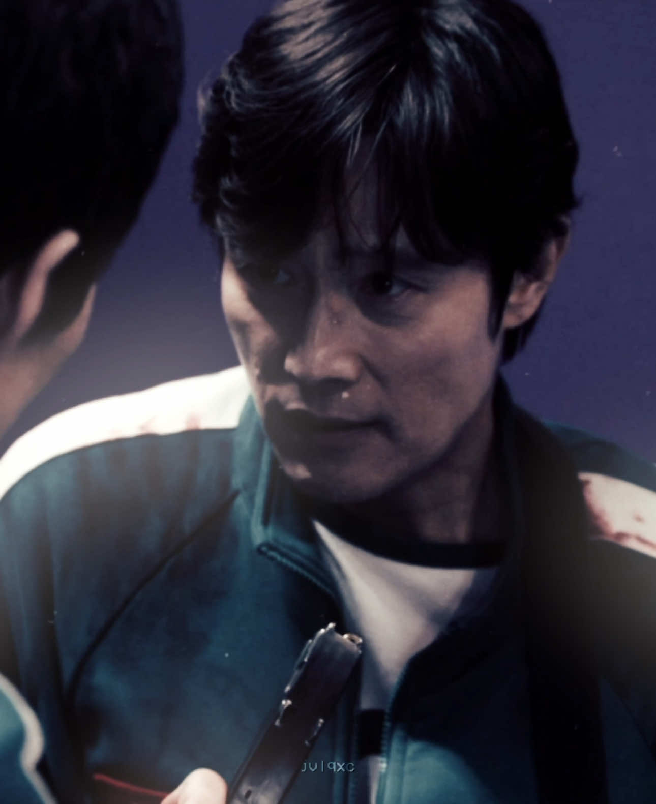 the way he looked at him when Gi-hun gave him ammo that HE COULD KEEP FOR HIS SAFETY.. ❗️EVERYTHING IS FAKE❗️ #squidgame #squidgame2 #leebyunghun #thefrontman #player001 #leejungjae #player456 #457 