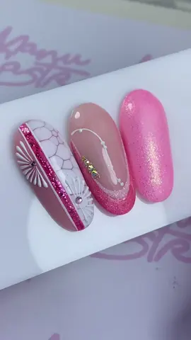 Dia 4 ✨ Realizando diseños con pocos productos ✨❤️  Para realizar este diseño necesitas:  ✨ Base de francés  ✨ Tono saturado  ✨ Gel de construcción clear  ✨ Painting gel ✨ #tutorialdeuñas #uñaspasoapaso #nailart #057 #manucastro057 #longervideos 
