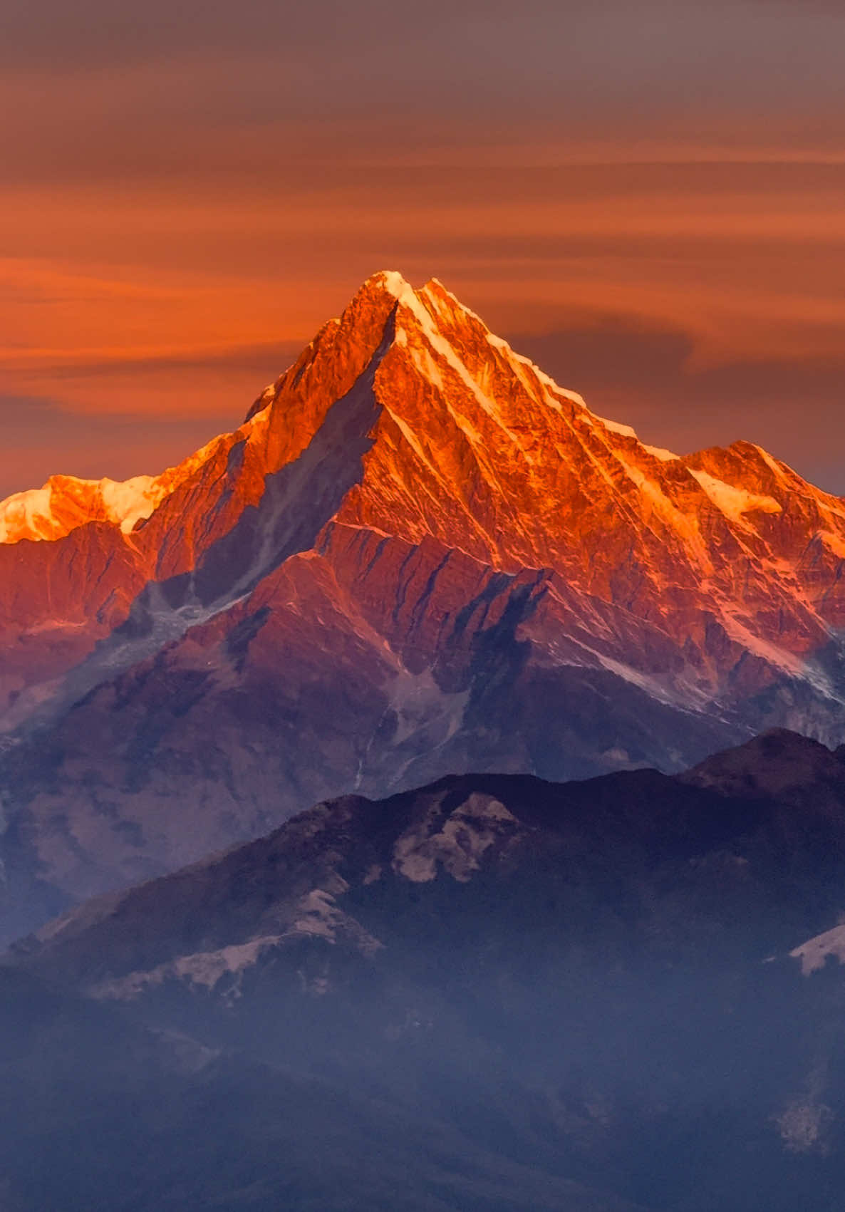 “सुनौलो बिहानी: हिमालले पहिलो उज्यालोलाई अँगालेको क्षण #Nepal #sunrise #mountaintherapy #mountain #travel #fyp #unfrezzmyaccount @Sujan Chapagain 