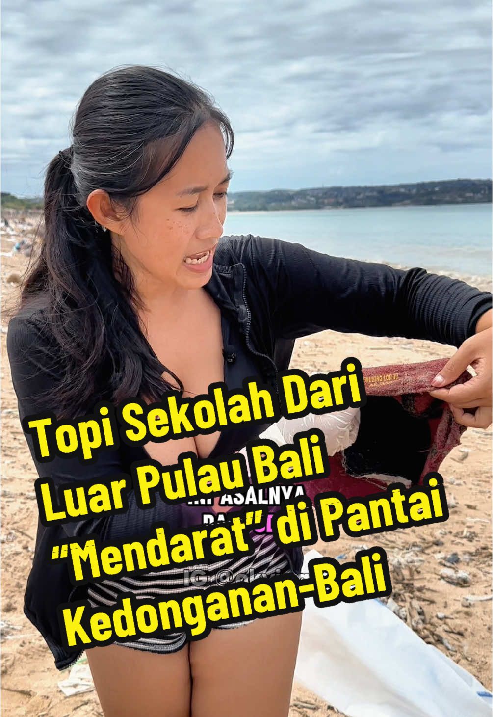 Please, tonton video sampai selesai!  Sampah yang dibuang ke sungai dimanapun itu, pada akhirnya nanti akan mencemari laut. Kalau sudah mencemari laut artinya ikan-ikan dan makhluk hidup lainnya di laut juga akan tercemari. Ini sangat berkaitan pada ketahanan pangan kita, karena ikan dan seafood merupakan salah 1 sumber pangan kita.  Selain itu jika ikan-ikan yang tercemari sampah (makan dari sampah) lalu ikannya ditangkap oleh nelayan, lalu ikan tersebut kita konsumsi tentu saja akan sangat membahayakan kesehatan kita. Jadi, please untuk siapapun, dimanapun, mulai dari sekarang, mulai dari diri sendiri mulai biasakan diri untuk menjaga lingkungan, jangan buang sampah sembarangan apalagi di sungai atau aliran air, dan mulailah untuk diet penggunaan plastik.  @Sungai Watch @gus.fawait @pemkabjember @pesonajember @infojember @aslijembermat @jember24jam_ @jemberawesome @explorejember_ @iwj.jember @dinas_kominfo_kab_jember @jemberkuu @wisatajember_ @jembercoret 