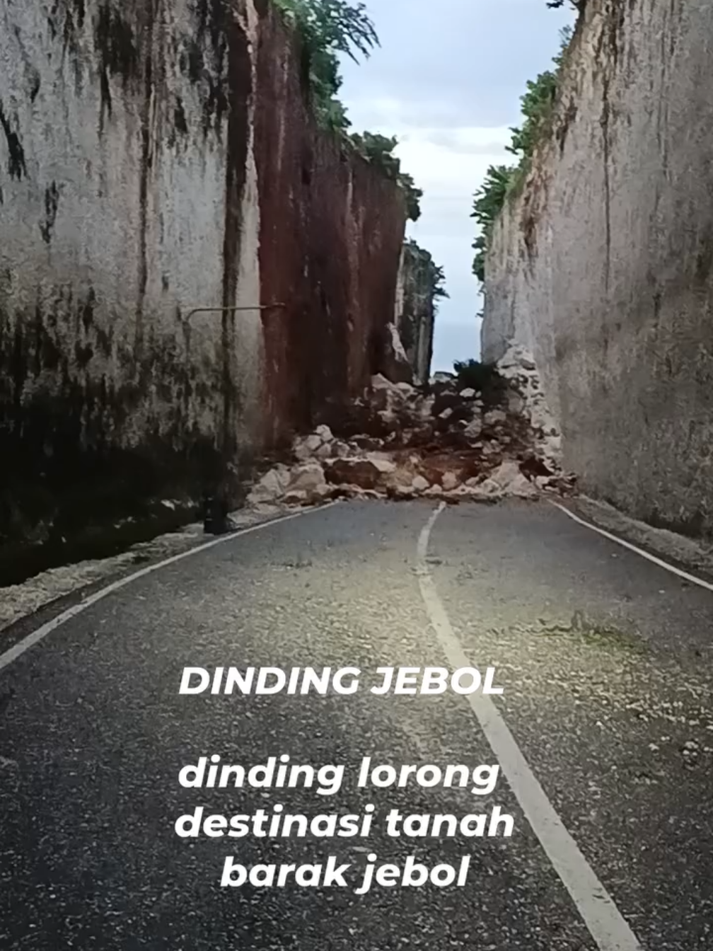 Tebing Menuju Pantai Tanah Barak Jebol