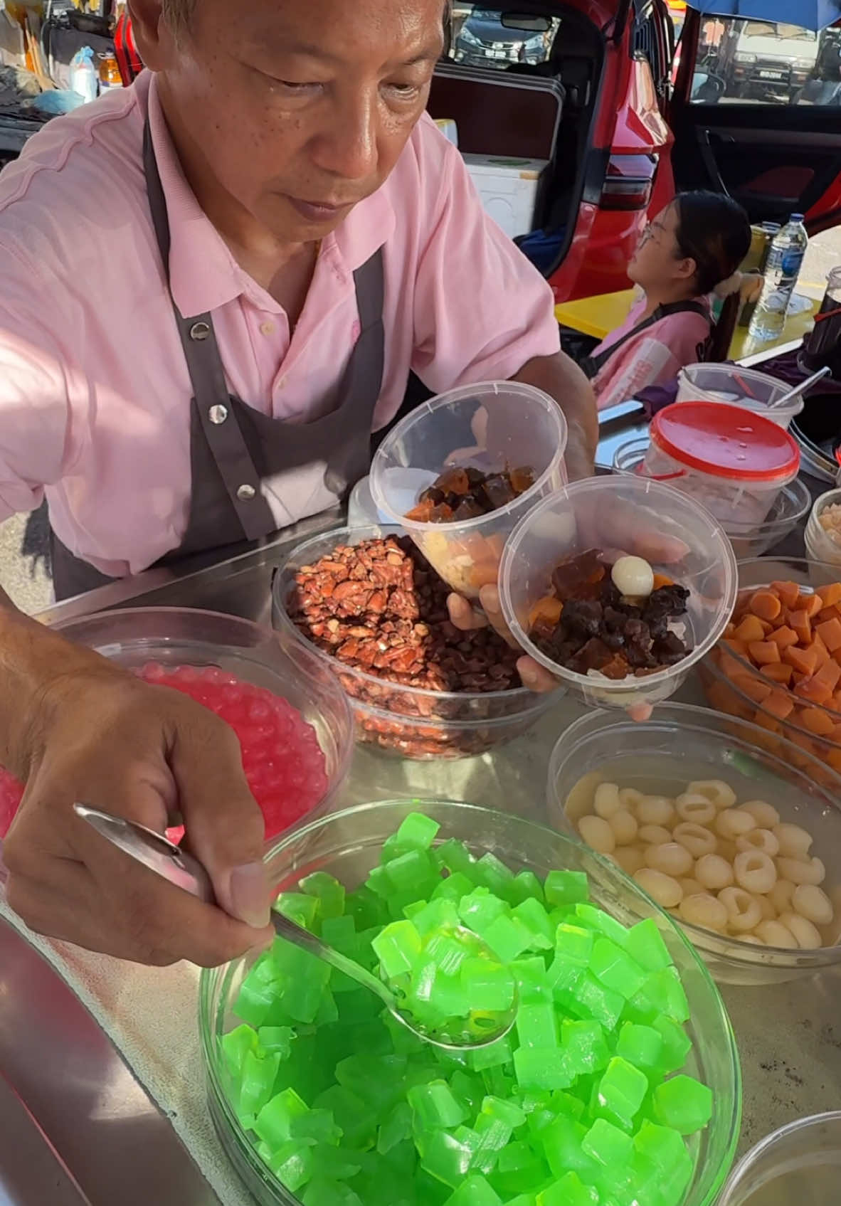 Colorful Malaysian Dessert Made Of Beans And Jelly 🔍 Business name  Ais Kacang 📍Address Sri Petaling Night Market, Kuala Lumpur 💵 Price  RM 7/$ 1.55 USD #dessert #streetfood #malaysia 