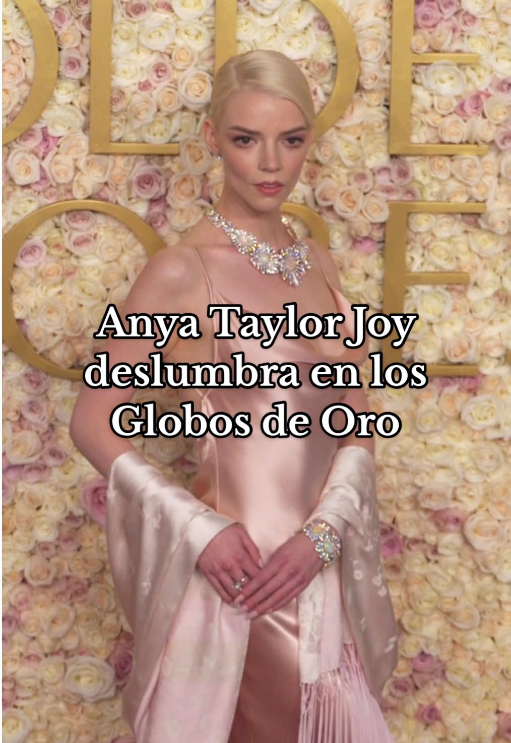 #AnyaTaylorJoy nunca decepciona en la alfombra roja 💗 #GoldenGlobes #GlobosdeOro #redcarpet #modaentiktok #TikTokFashion 