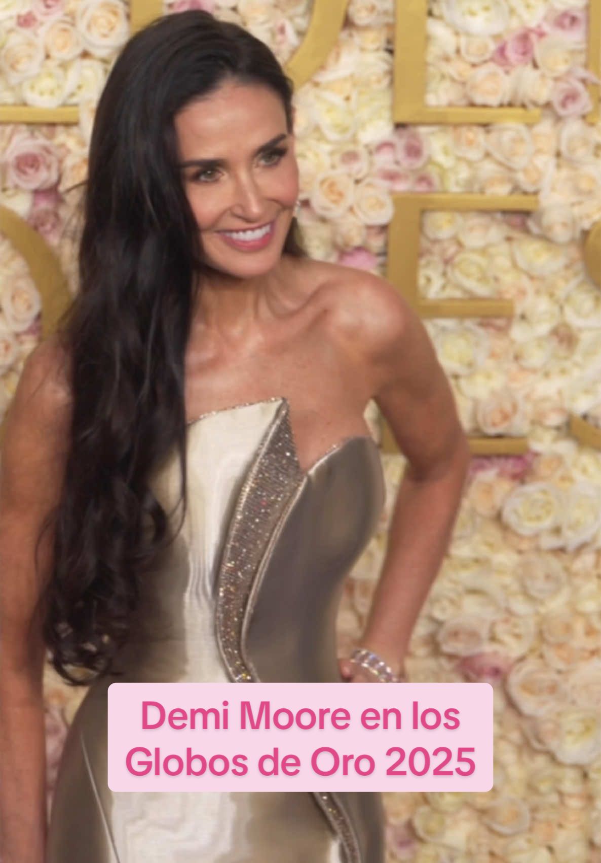 #demimoore, #globodeoro a ‘Mejor Actriz’, ha brillado con luz propia (como siempre) con este impresionante #ArmaniPrive y su tan envidiada melenaza 💫 #goldenglobes #look #moda #fashion #fashiontiktok #redcarpet #alfombraroja #vestido 