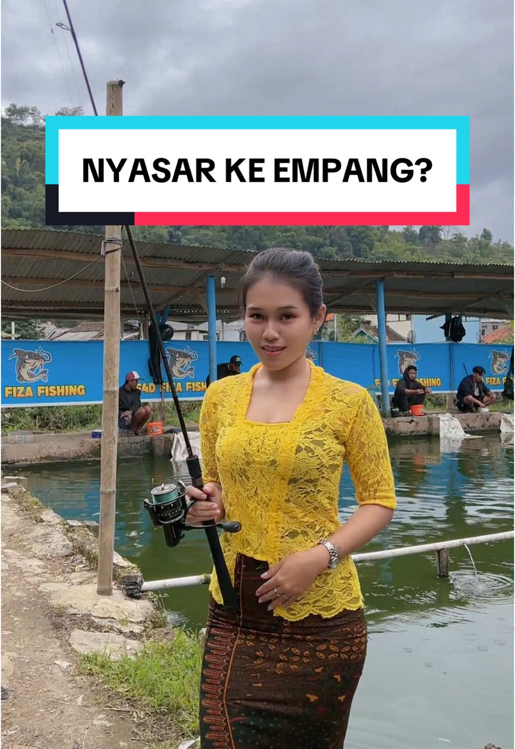 Mohon maaf, kebaya kuning nyasar ke empang 🙏🏻 #mancing #ladyangler #kebaya #berylmancing 