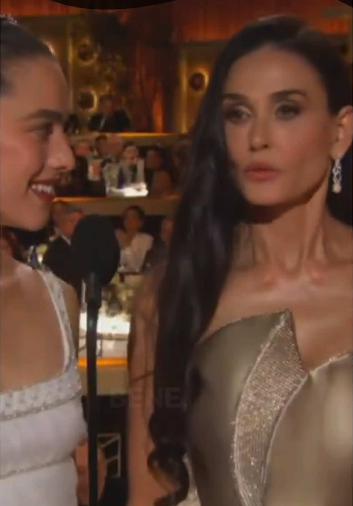 “Questa è la mia settimana. Devi rispettare l’equilibrio, ricordi?” Il simpatico siparietto tra Margaret Qualley e Demi Moore ai Golden Globes 2025! #goldenglobes #demimoore #margaretqualley #thesubstance #isoliticinefili 