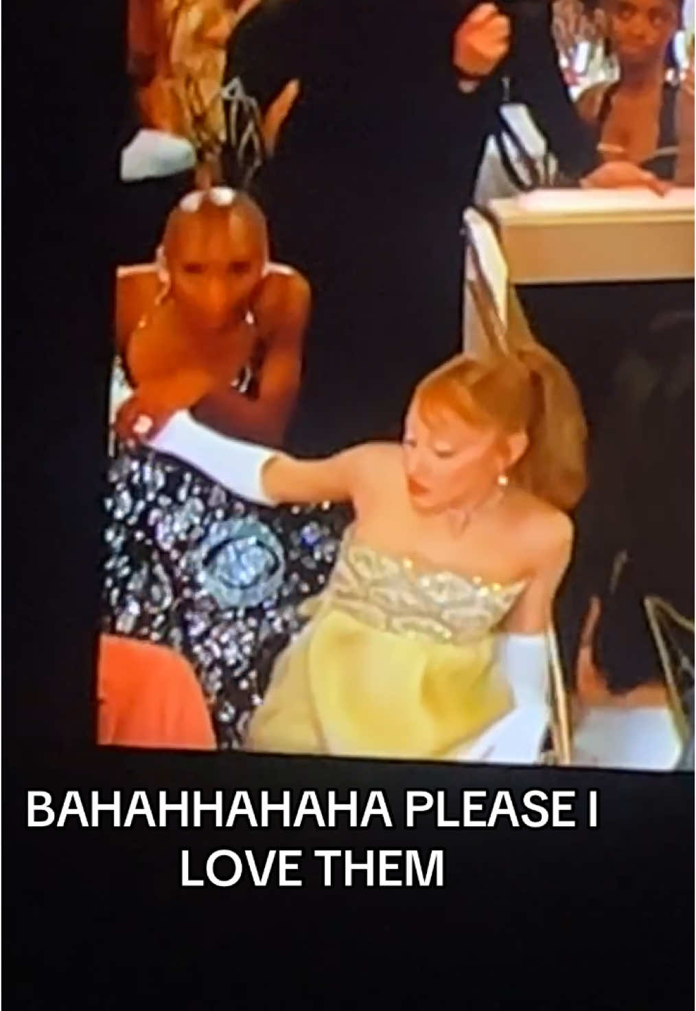 PLEASE THIS IS SO FUNNY #wicked #goldenglobes #arianagrande #cynthiaerivo 