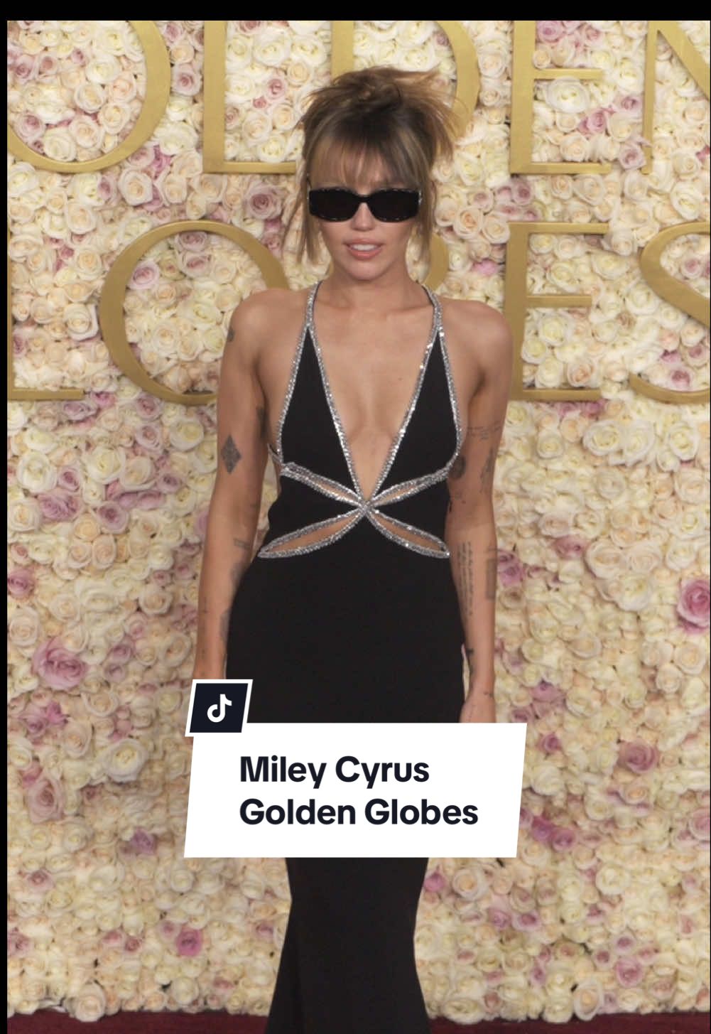 @Miley Cyrus in #celine bei den #goldenglobes2025 🖤✨ #goldenglobes #redcarpet #redcarpetfashion #TikTokFashion Credit: Getty Images/Adam Jason Finnmann