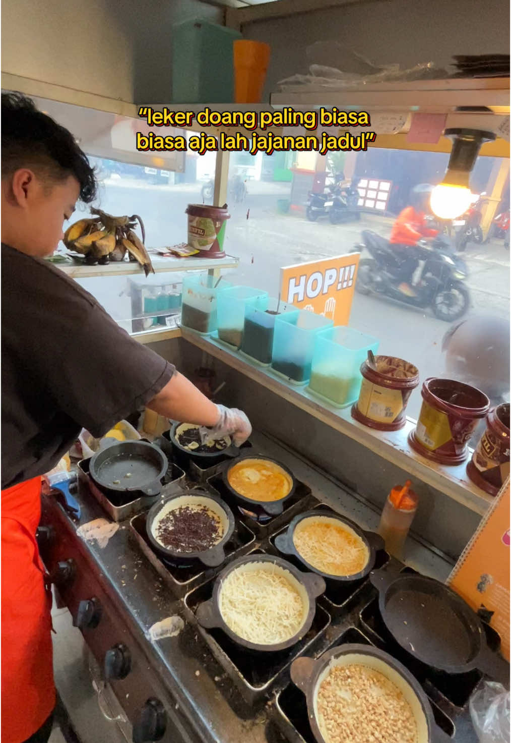 walaupun jajanan jadul, tapi leker masih jadi favorit semua kalangan sampe sekarang 😍 apalagi leker yang kita jual semuanya pake bahan premium dari adonan sampe topping 🔥 #lekerzz #lekerzzums #jajanansolo #lekersolo #kulinersolo #ums #kulinerums #fyp 
