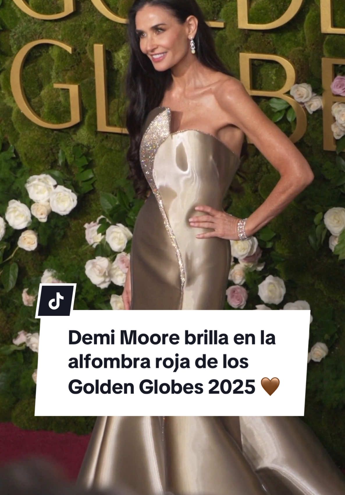 La perfección de #DemiMoore es absolutamente indescriptible, y simplemente no podemos superarla en los #GoldenGlobes 2025. 🤎