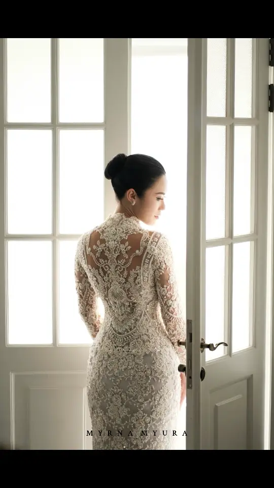 Her silhouette tells a story of timeless beauty, where every detail whispers a tale of sophistication and art. #myrnamyura #hotmanparis #mantuhotmanparis #frankhutapea 
