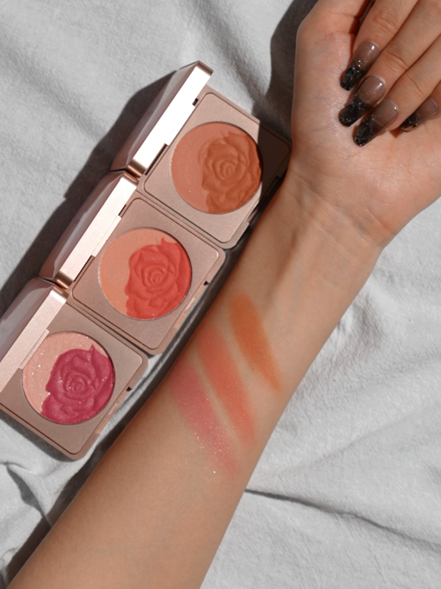 Looking for the perfect blush? Check out our cream-to-powder blushes and find the shade you need! #Florasis #FlorasisBeauty #FlorasisMakeup #ChineseMakeup #MakeupLover #GlowMakeup #MakeupEssentials #TCM #CBeauty #HolidayMakeup #Fancy #HappyNewYear #NewYearGift #Blush