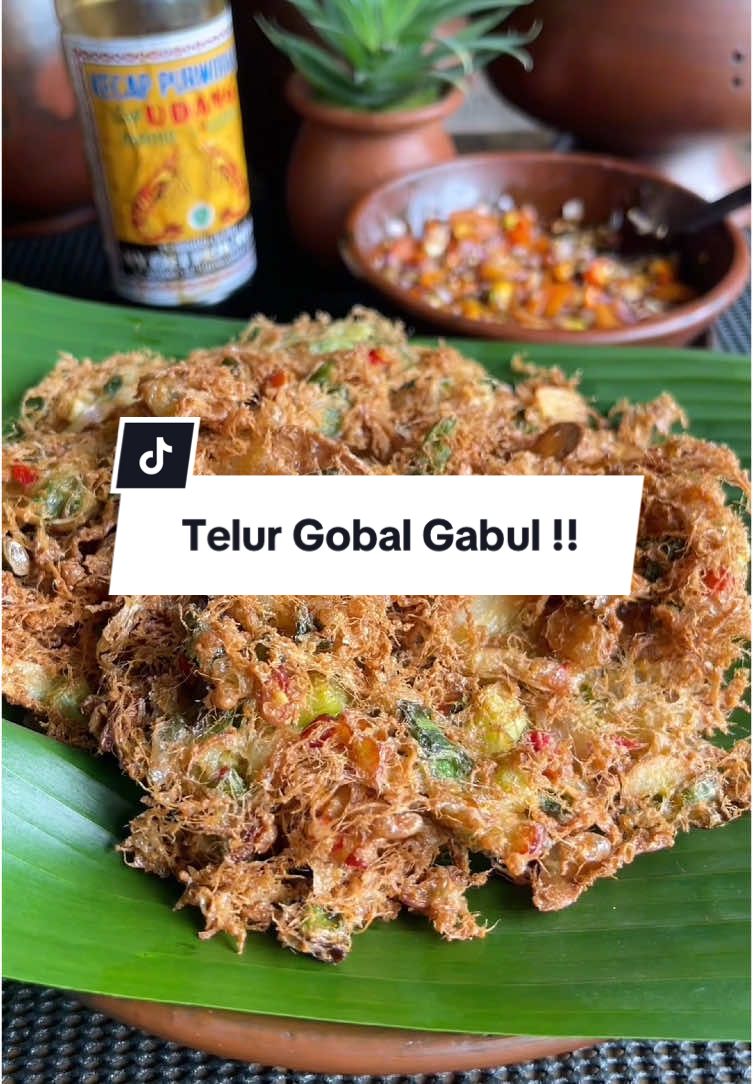 Resep Telur Gobal Gabul  Bahan : - Telur 5 butir - Bawang merah 6 siung - Bawang putih 3 siung - Cabe merah besar 5 biji - Cabe rawit 8 biji - Daun bawang 2 batang  - Tepung terigu 1 sdm - Garam 1 sdt - Kaldu bubuk 1 sdt  - Lafa bubuk ½ sdt Bahan Sambel : - Bawang merah 8 siung  - Cabe rawit merah 10 biji ( sesuai selera ) - Tomat 2 biji - Kecap manis @Kecapudang.id  #telurgobalgabul #kecapmanis #kecapudang #kecapudangpurwodadi