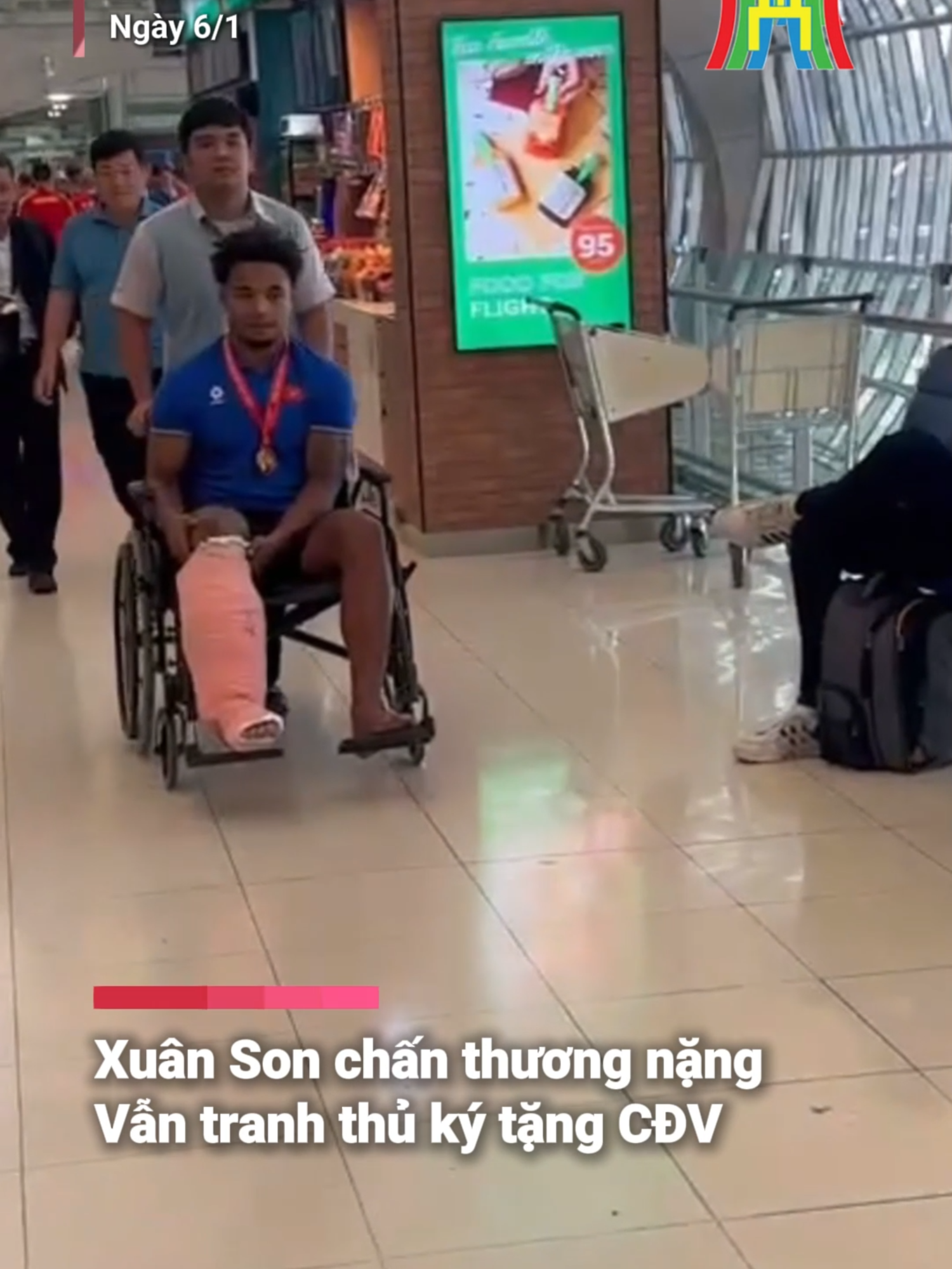 Xuân Son chấn thương nặng nhưng vẫn tranh thủ ký tặng CĐV. #daihanoi #htvdaihanoi #tiktoknews