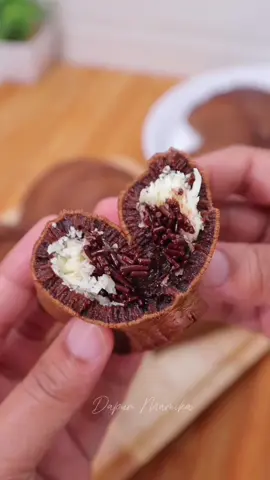 Rekomen buat jualan bahan sederhana hasilnya banyak dan sat set cara buatnya  Bahan- bahan: 2 butir Telur 4 sdm Gula Pasir 2 sachet bubuk minuman coklat 18 sdm Telung Terigu 1/2 sdt Baking Powder 1/2 sdt Soda Kue 200 -220 ml Air 1/2 sdt Pasta vanila 1/2 sdt pasta coklat Isian : Keju Messes #cemilan 