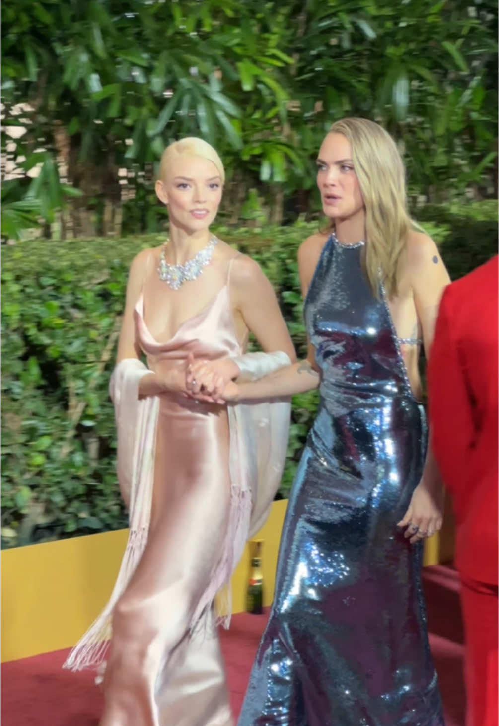 #caradelevingne #anyataylorjoy #goldenglobes #onregardequoi #TikTokFashion #filmtok 