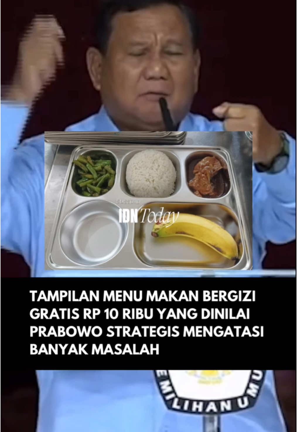Presiden Prabowo Subianto menepati janji kampanyenya. Pemerintah akhirnya resmi meluncurkan program Makan Bergizi Gratis (MBG) secara bertahap di 26 provinsi mulai Senin (6/1/2025). Program ini dirancang untuk meningkatkan kualitas gizi masyarakat dengan menyasar kelompok prioritas, yaitu siswa sekolah, ibu hamil, ibu menyusui, dan balita. Dalam implementasinya, setiap penerima manfaat akan mendapatkan seporsi makanan bergizi yang dikemas secara higienis. Seporsi makanan tersebut bernilai Rp 10.000 dan berisi nasi, tumis buncis, ayam teriyaki, serta pisang sebagai pelengkap. Setelah dimasak, makanan ini dikemas menggunakan wadah makan berbahan stainless steel guna mengurangi penggunaan plastik sekali pakai dan mendukung kelestarian lingkungan. Selanjutnya, petugas mendistribusikan makanan langsung kepada para penerima manfaat sesuai jadwal yang telah ditentukan. Sumber foto: Kompas #IDNToday #makansianggratis #makanbergizigratis #makangratis
