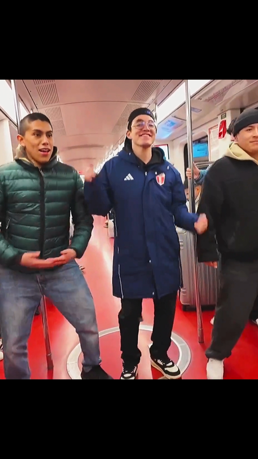 baje de pepa. gloglo baila 4k en tren .Italia #zein #elzeein #longervideos #reaction #peru #glogloking #Viral #fyp #mexico #colombia #elperuanitope #italy #parati #tren 