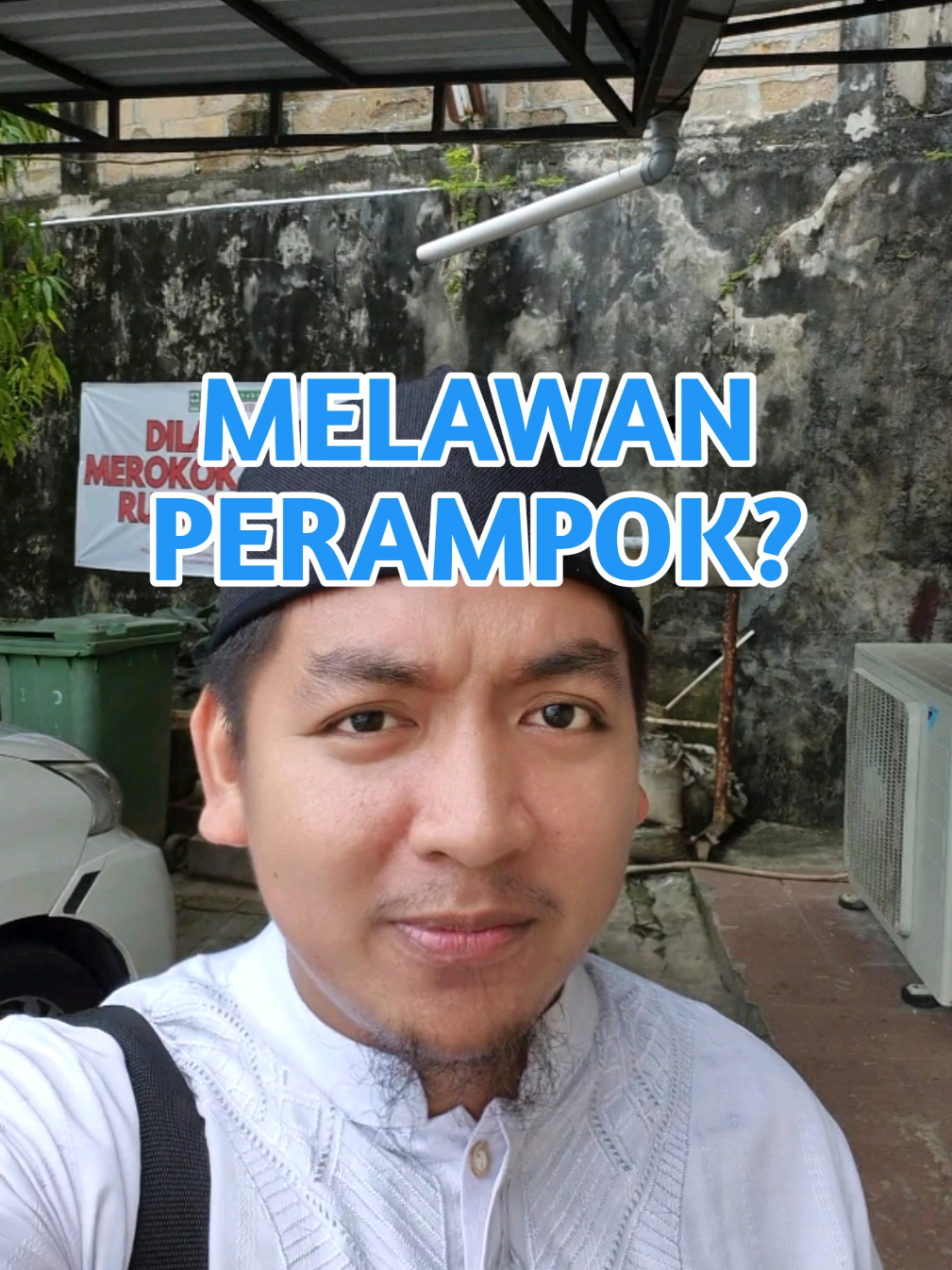 melawan perampok??? عَنْ أَبِى هُرَيْرَةَ قَالَ جَاءَ رَجُلٌ إِلَى رَسُولِ اللَّهِ -صلى الله عليه وسلم- فَقَالَ يَا رَسُولَ اللَّهِ أَرَأَيْتَ إِنْ جَاءَ رَجُلٌ يُرِيدُ أَخْذَ مَالِى قَالَ « فَلاَ تُعْطِهِ مَالَكَ ». قَالَ أَرَأَيْتَ إِنْ قَاتَلَنِى قَالَ « قَاتِلْهُ ». قَالَ أَرَأَيْتَ إِنْ قَتَلَنِى قَالَ « فَأَنْتَ شَهِيدٌ ». قَالَ أَرَأَيْتَ إِنْ قَتَلْتُهُ قَالَ « هُوَ فِى النَّارِ » Dari Abu Hurairah radhiyallahu ‘anhu, ia berkata bahwa ada seseorang yang menghadap Rasulullah shallallahu ‘alaihi wa sallam, ia berkata, “Wahai Rasulullah, bagaimana pendapatmu jika ada seseorang yang mendatangiku dan ingin merampas hartaku?” Beliau bersabda, “Jangan kau beri padanya.” Ia bertanya lagi, “Bagaimana pendapatmu jika ia ingin membunuhku?” Beliau bersabda, “Bunuhlah dia.” “Bagaimana jika ia malah membunuhku?”, ia balik bertanya. “Engkau dicatat syahid”, jawab Nabi shallallahu ‘alaihi wa sallam. “Bagaimana jika aku yang membunuhnya?”, ia bertanya kembali. “Ia yang di neraka”, jawab Nabi shallallahu ‘alaihi wa sallam. (HR. Muslim no. 140). #quran #allah #muslim #dakwahislam #islamicquotes 