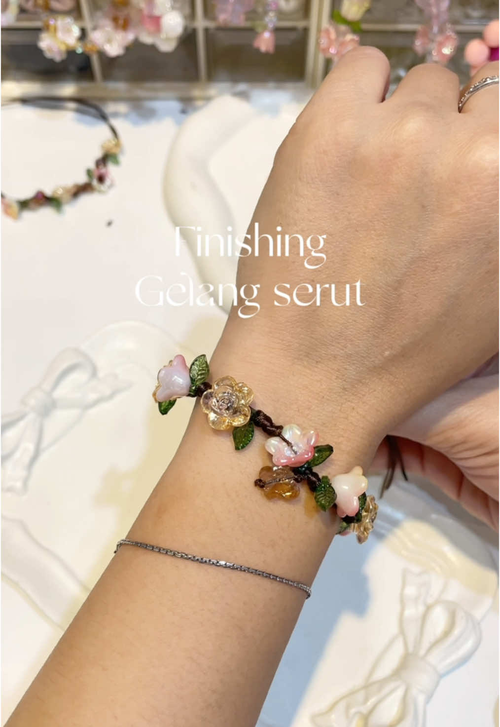 Lunas yaa gaes tutor sampai selesai, semua bahan bisa cekout di oy3n nya hellodiya.shop 💕 #handmadecraft #handmadebracelet #braceletmaking #manikmanik #gelangmanik #gelangserut #gelangtali #fairybracelet #beadsjewelry #beadsbracelets #beadedbracelets #tutorialgelang #tutorials 