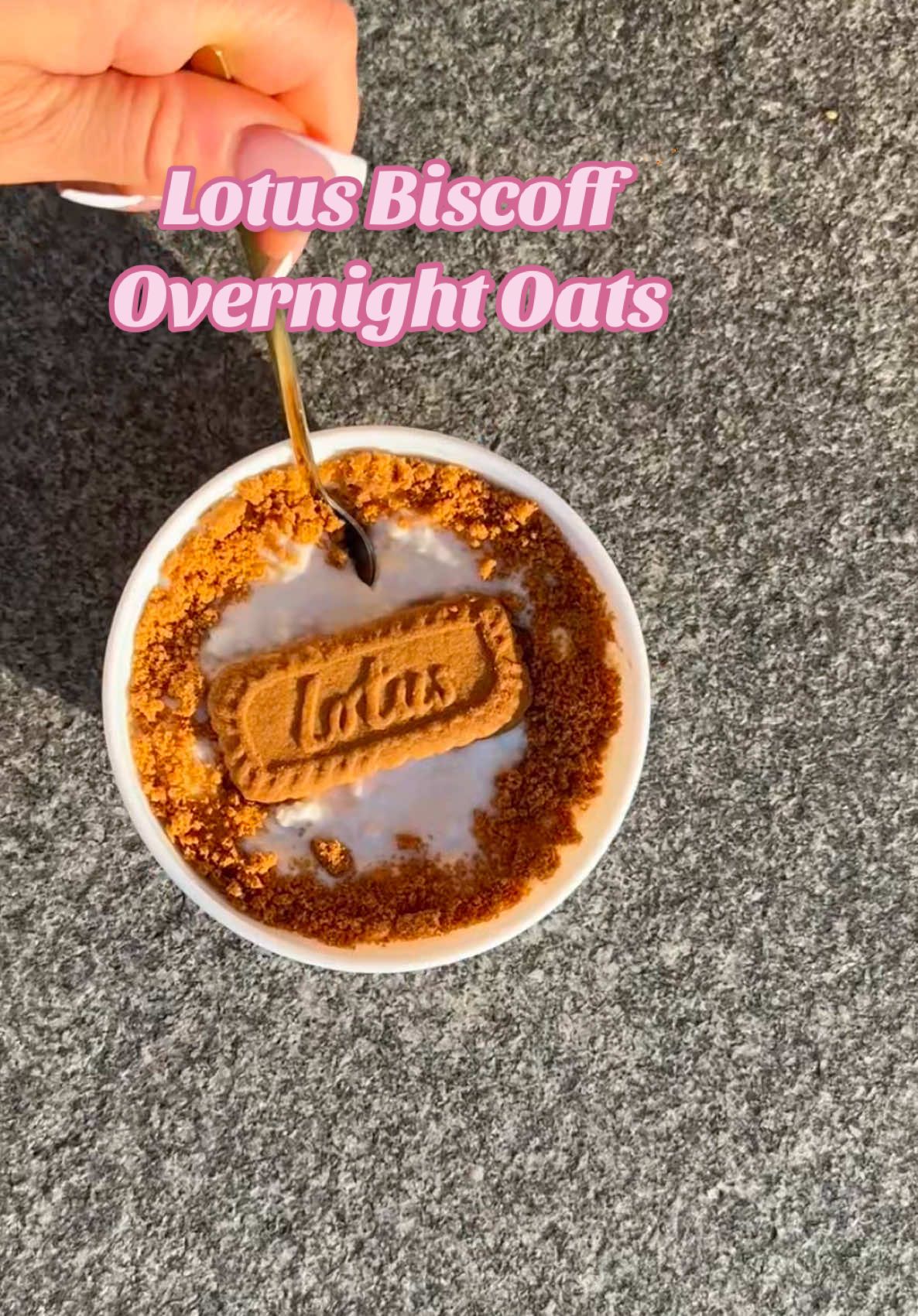 OVER NIGHT OATS  ❤️✨ Lotus Edition ✨❤️ ➡️ Folge mir @bylaraxx für mehr Rezepte, Tipps und Tricks für deine perfekte Diät ✨ 🩷   Mit Stern markierte Produkte sind von MORE NUTRTION maximal sparen mit Code „BYLARA“  ✨ Zutaten ✨ : 30 g More Protein Pudding * 20 g Haferflocken  120g Magerquark  200ml Wasser  Optional : More Speculoos Gewürz* Chunky Flavour nach Wahl * ( hier : Salted  Caramel oder Vanilla Perfection *) ➡️ Alles vermengen und für mind. 2-3 Stunden ( am besten über Nacht  ) in den Kühlschrank geben 🥰 2 Lotus Kekse  ( einen zerkrümmeln und am Rand verteilen ) #lotusbiscoff #biscoff #biscoffcheesecake #leckerabnehmen #abnehmen #abnehmrezepte #gesundabnehmen #abnehmenohnezuhungern #abnehmenohneverzicht #fitnessrezepte #proteinrezepte #rezept ad 