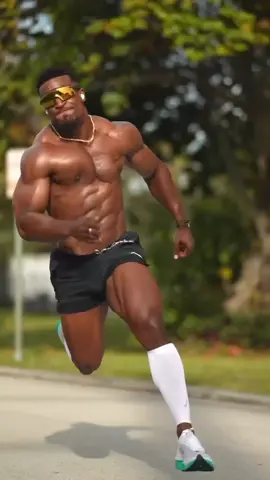 le voici l' homme le plus fort en vitesse 