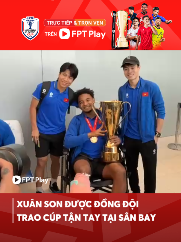 Đồng đội trao cúp tận tay cho Xuân Son tại sân bay #FPTPlay#AseanCup2024#ASEANUtdFC #mitsubishielectriccup#DoituyenVietNam#ptt#pv