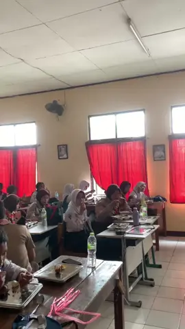 Mukbang di sekolah mulai hari ini. Program Prabowo - Gibran perbaikan gizi pelajar. #infobekasicoo  #bekasi 