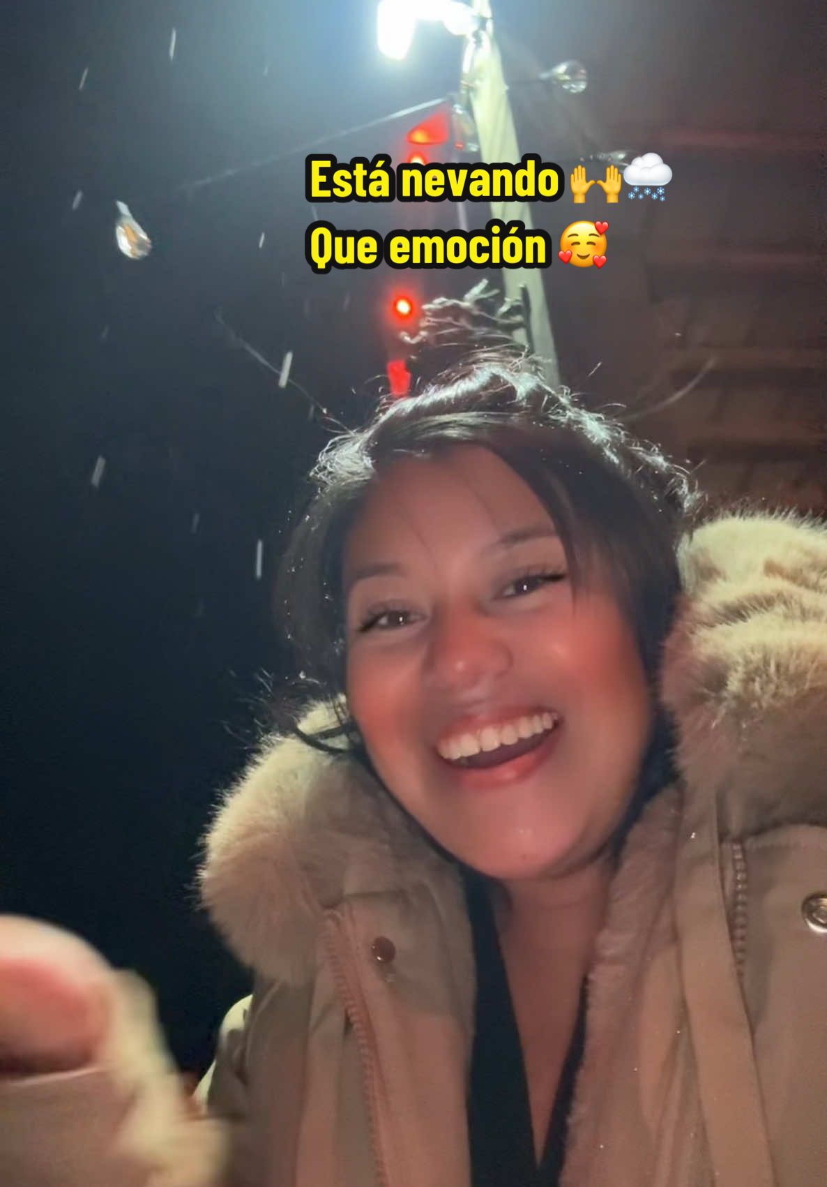 Está nevando 🌨️ 🥰 @Chris Hudson #bbygabby😇 #bbyemma😇 #hudsonfamily👨‍👩‍👧‍👧  #saritaychris👩🏻‍🤝‍👨🏼 #hudsonfamily👨🏻‍🦰👩🏻👶🏻 #lapatroncita😇 #sarahudson51 #Mushashon👨🏻‍🦰 #nevando #snowing 