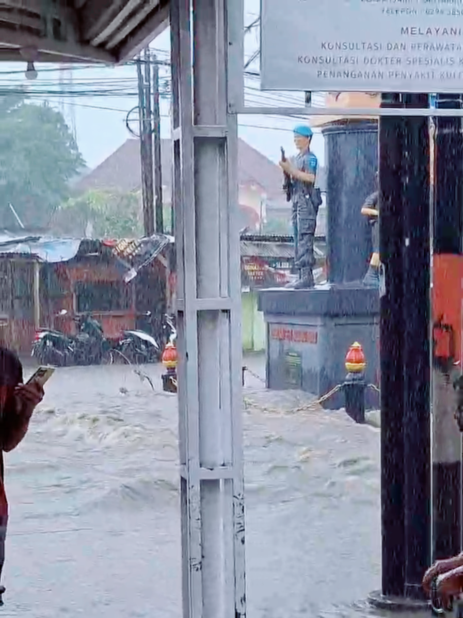 Kaliwungu kendal di landa hujan deres siang ini jam 14:00 an 😇😇 Semoga cuaca bersahabat 🤲🌧 #kaliwungu #kaliwungukendal #hujanderas #banjir #2025 